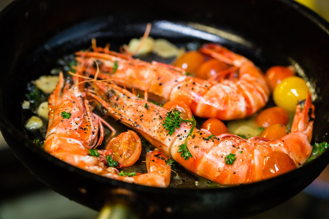 red Pacific white shrimp shrimp in a pan Jan Faukner © Shutterstock